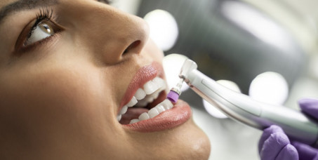 1190 din za ultrazvučno uklanjanje kamenca sa poliranjem zuba+kiretaža paradontalnih džepova (do 5 )+gratis stomatološki pregled-DR AST!