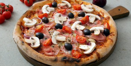 1000 din za 2 dve velike pizze Capricciose (32cm) u restoranu Bajloni u centru grada!