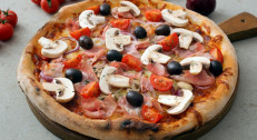 1000 din za 2 dve velike pizze Capricciose (32cm) u restoranu Bajloni u centru grada!