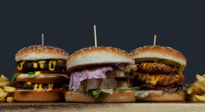 995 din dva burgera po izboru (cheeseburger,vege burger,spicy burger,double burger,pork ribs burger i crispy chicken burger) na splavu VIVA-SC 25 MAJ na Dorćolu!