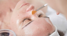 1290 din za tretman lica kiselinama 30 min (čišćenje lica,toniranje kože,aplikacija kiselina,neutralizacija,maska,krema) u salonu Elin Sary Mary Kutak!