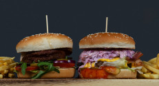1680 din za dva BURGERA - Cheeseburger, Double Burger, Spicy Burger, Vege Burger na splavu VIVA-SC 25 MAJ na Dorćolu!