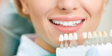 8900 din za ordinacijsko beljenje zuba obe vilice sa Zoom lampom koja aktivira Zoom gel za beljenje zuba i omogućava da se brzo vide rezultati u SO Trajić!