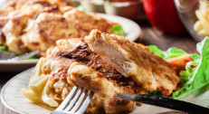 1340 din za dve porcije pilećih medaljona punjenih šunkom i kačkavaljem+dve supe+dva deserta(čokoladni kolač/ tulumbe) u restoranu Konoba Akustik II Jahorina- Voždovac!