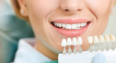 8900 din za ordinacijsko beljenje zuba obe vilice sa Zoom lampom koja aktivira Zoom gel za beljenje zuba i omogućava da se brzo vide rezultati u SO Trajić!