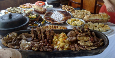 2050 din za banatski ručak (čorba,glavno jelo sa dnevnog menija ili roštilj,salata,hleb,desert) + jahanje konja sa instruktorom u restoranu 100 TOPOLA na Ergeli Bata Crepaja!