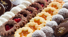 1400 din za 1kg sitnih kolača: crna i bela bajadera, rafaelo, snikers, čokoladne kuglice, vanilice i voćne korpice u poslastičarnici Nonna Delicatezza!