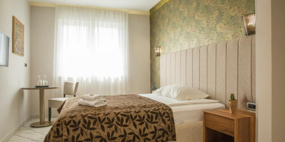 5990 din za romantični paket za dvoje: noćenje sa doručkom i flaša vina u hotelu Boutique Arta u Novom Sadu!