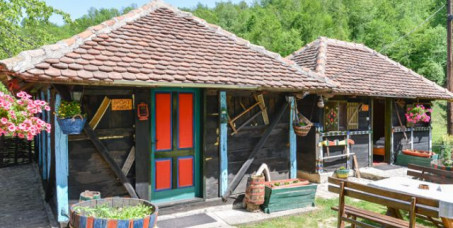 3800 din za noćenje za dve osobe u etno kompleksu Gučevski vajati!