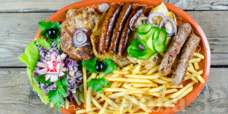 1340 din za leskovački roštilj za dvoje (leskovački uštipci, leskovačka kobasica, ćevapi i bela vešalica) + dva deserta (čokoladni kolač/tulumbe, pita sa jabukama)u restoranu Konoba Akustik!