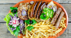 1340 din za leskovački roštilj za dvoje (leskovački uštipci, leskovačka kobasica, ćevapi i bela vešalica) + dva deserta (čokoladni kolač/tulumbe, pita sa jabukama)u restoranu Konoba Akustik!