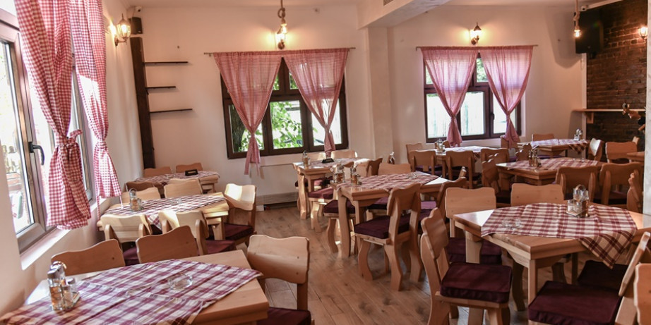1340 din za 800 gr mešanog mesa sa prilogom za dvoje(pileći batak,pileći file,svinjska vešalica,ćevapi)+dve supe+dva deserta (čokoladni kolač/ tulumbe/)-Konoba Akustik II Jahorina-Voždovac!!