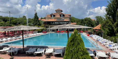 8500 din za dva noćenja za dvoje uz celodnevno uživanje na četiri bazena + flaša vina u motelu TENESI na Kosmaju! Odmorite se i uživajte u lepom ambijentu i predivnoj prirodi!