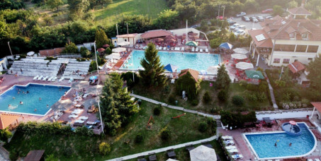 11500 din za tri noćenja za dvoje uz celodnevno uživanje na 3 bazena + flaša vina u motelu TENESI na Kosmaju! Odmorite se i uživajte u lepom ambijentu i predivnoj prirodi!
