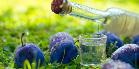 1680 din za flašu domaće rakije od šljive 0.7l "Drinski obraz" iz Rašinog voćnjaka!