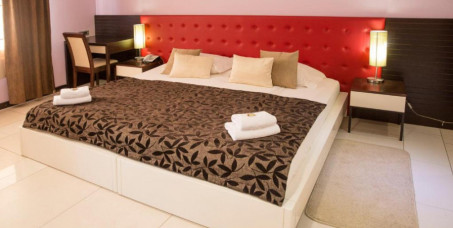 5990 din za romantični paket za dvoje: noćenje sa doručkom i flaša vina u hotelu Boutique Arta u Novom Sadu!