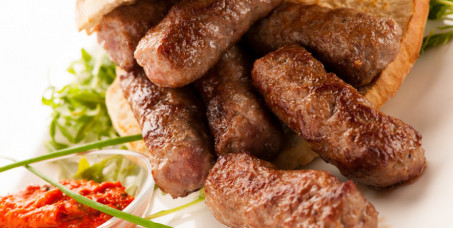 1240 din za dve porcije gurmanskih ćevapa na kajmaku (20 kom) + dve domaće supe + dva deserta (čokoladni kolač/tulumbe/pita sa jabukama) - Konoba Akustik!