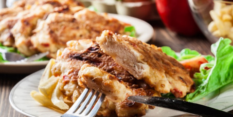 1340 din za dve porcije pilećih medaljona punjenih šunkom i kačkavaljem+dve supe+dva deserta(čokoladni kolač/ tulumbe) u restoranu Konoba Akustik II Jahorina- Voždovac!