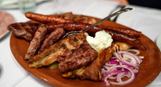 1340 din za leskovački roštilj za dvoje(leskovački uštipci,leskovačka kobasica,ćevapi,bela vešalica)+dva deserta(čokoladni kolač/tulumbe)-Konoba Akustik II Jahorina-na novoj lokaciji-Voždovac!!