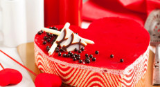 1300 din za 1kg torte po izboru: čokoladna, kinder ili voćna u obliku srca u poslastičarnici Nonna Delicatezza!