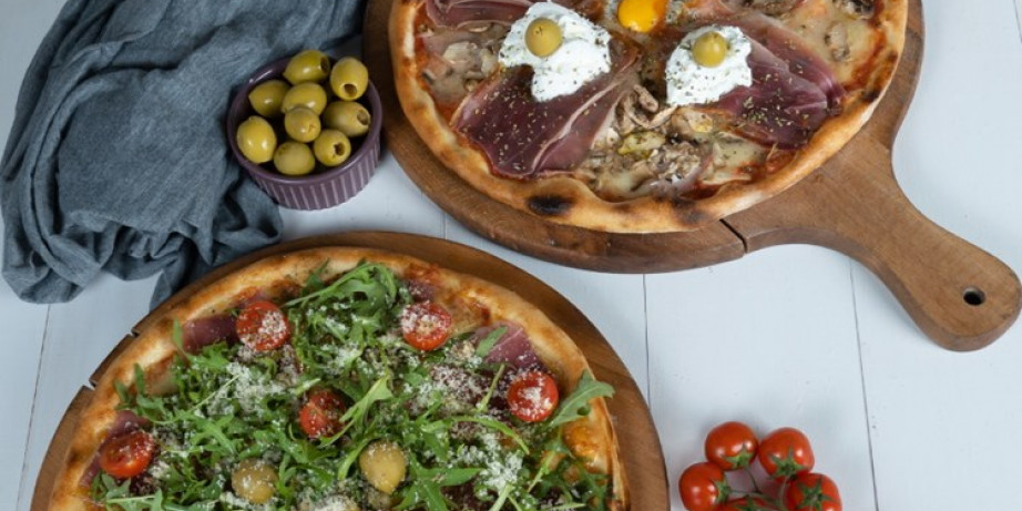 1375 din za dve PIZZE:Margarita,Vegeteriana,Capriciossa,Quattro Formaggi,Quattro Stagione,Pepperoni,Pančeta,Srpska,Parma,Viva,Cezar,Pistaći,Goveđa na splavu VIVA LA VIVA na Dorćolu!