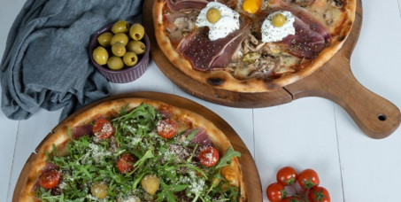 1375 din za dve PIZZE:Margarita,Vegeteriana,Capriciossa,Quattro Formaggi,Quattro Stagione,Pepperoni,Pančeta,Srpska,Parma,Viva,Cezar,Pistaći,Goveđa na splavu VIVA LA VIVA na Dorćolu!