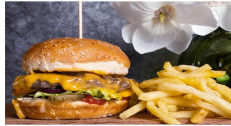 1395 din za dva BURGERA - Cheeseburger, Double Burger, Spicy Burger, Vege Burger na splavu VIVA-SC 25 MAJ na Dorćolu!