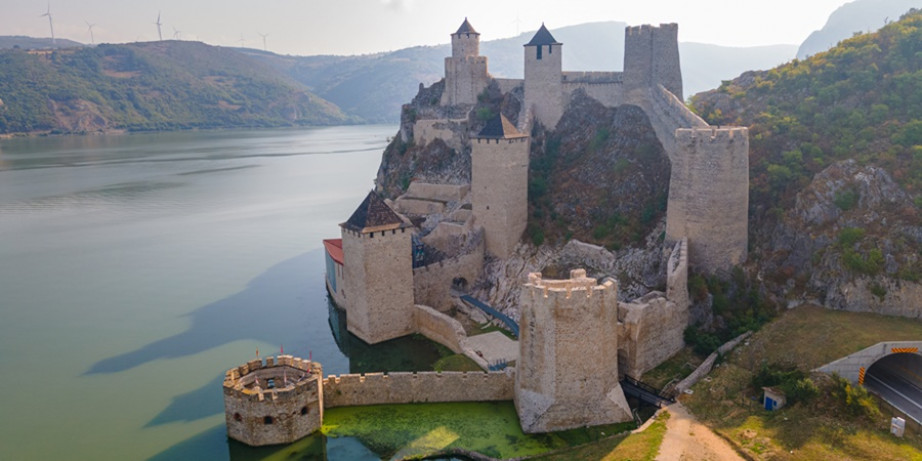 1950 din za izlet Manastir Tumane - Golubačka tvrđava - Srebrno jezero!
