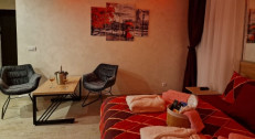 9400 din za noćenje za dvoje u apartmanu sa saunom i jacuzzijem na terasi + flaša vina u hotelsko-teniskom centru Green set kod Avale!