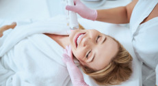 7000 din za mikroneedling/dermapen /genosys tretman lica ili kose + gratis fototerapija u luksuznoj ordinaciji HOLIMED ESTETIK u Beogradu na vodi! Tretman radi doktor!