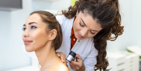 5000 din za pregled dermatologa i dermatoskopija svih mladeža-Gracia Medika!
