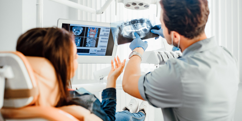 4200 din za izradu kompozitnih faseta metodom "free-hand bonding "u ordinaciji 3 Dentista ...