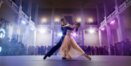 250 din za vaučer za 4 vezana časa plesa (salsa,bachata,engleski i bečki valcer,tango, cha cha cha,rumba,jive,srpska kola) u plesnoj školi SUPER DANCE u Zemunskoj gimnaziji!