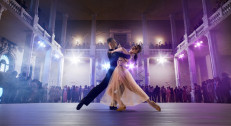 250 din za vaučer za 4 vezana časa plesa (salsa,bachata,engleski i bečki valcer,tango, cha cha cha,rumba,jive,srpska kola) u plesnoj školi SUPER DANCE u Zemunskoj gimnaziji!