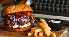 1300 din za 2x Hangover burger + 2x Coca-Cola 0,25 u food baru ALL STAR!