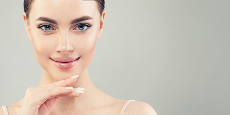 330 din za ostvarivanje popusta na dubinsko čišćenje lica + vitamin C (45 min) + gratis korekcija obrva i depilacija nausnica u salonu M BODY LINE za 970din!