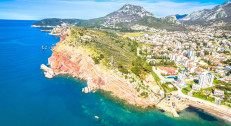 5500 din za kupon za popust na 7 punih pansiona (7 noćenja + doručak,ručak i večera u Konobi Akustik) za 2 osobe + dvoje dece u vili Angelo Custode u Sutomoru za 570€!