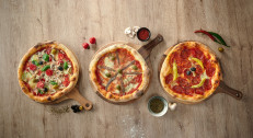 1165 din za dve pizze 32cm po izboru:Margarita,Capricciossa,Vege,Romana,Pepperoni,Bianca,Quattro stagione,Terroni,Mafiosa,Prosciutto,Bresaola,Srpska,Mortadela pistaci na splavu VIVA na Savskom keju!