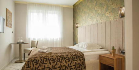 9180 din za romantični paket za dvoje: noćenje sa doručkom i flaša vina u hotelu Boutique Arta u Novom Sadu!