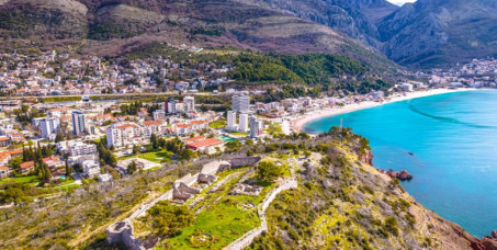 6900 din za kupon za popust na 7 punih pansiona (7 noćenja + doručak,ručak i večera u Konobi Akustik) za porodicu u vili Angelo Custode u Sutomoru za 710€!