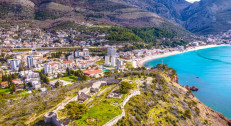 6900 din za kupon za popust na 7 punih pansiona (7 noćenja + doručak,ručak i večera u Konobi Akustik) za porodicu u vili Angelo Custode u Sutomoru za 710€!
