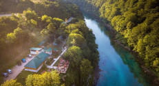 950 din za ostvarivanje popusta na rafting Tarom sa dva noćenja u standardnim drvenim bungalovima + safari kroz NP Sutjeska u kampu HIGHLANDER u Foči za 90 evra!