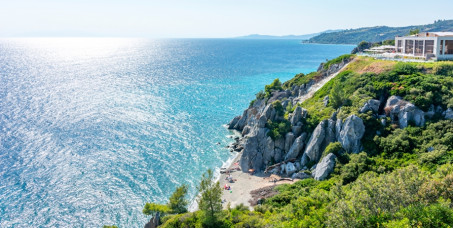 2300 din za ostvarivanje popusta na letovanje u Lutri (10 noćenja + prevoz) od 274€! Polasci u julu i avgustu!