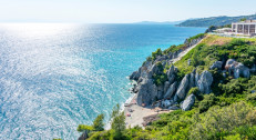 2300 din za ostvarivanje popusta na letovanje u Lutri (10 noćenja + prevoz) od 274€! Polasci u julu i avgustu!
