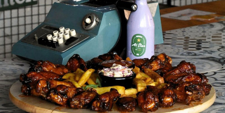 1499 din za ALL STAR krilca 1400g (u posebnom ALL STAR sweet chili sosu) + 300g krompirića u food baru ALL STAR na Bogosloviji!