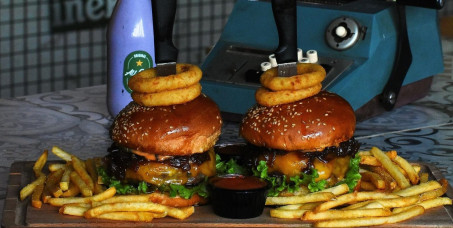 1599 din za 2 x Serbian style obrok (juneći burger + onion rings + pomfrit) u food baru ALL STAR na Bogosloviji!