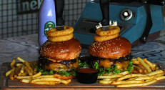 1599 din za 2 x Serbian style obrok (juneći burger + onion rings + pomfrit) u food baru ALL STAR na Bogosloviji!