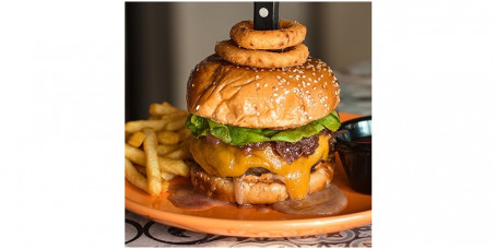 1599 din za 2 x Serbian style obrok (juneći burger + onion rings + pomfrit) u food baru ALL STAR na Bogosloviji!
