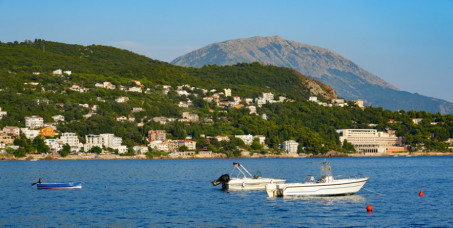 2390 din za kupon za popust na 7 punih pansiona (7 noćenja + doručak,ručak i večera u Konobi Akustik)  u vili Angelo Custode u Sutomoru za 250€!