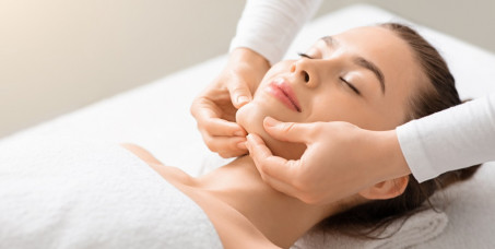 1500 din za masažu lica 30 min u PHYSIO SENSE centru!